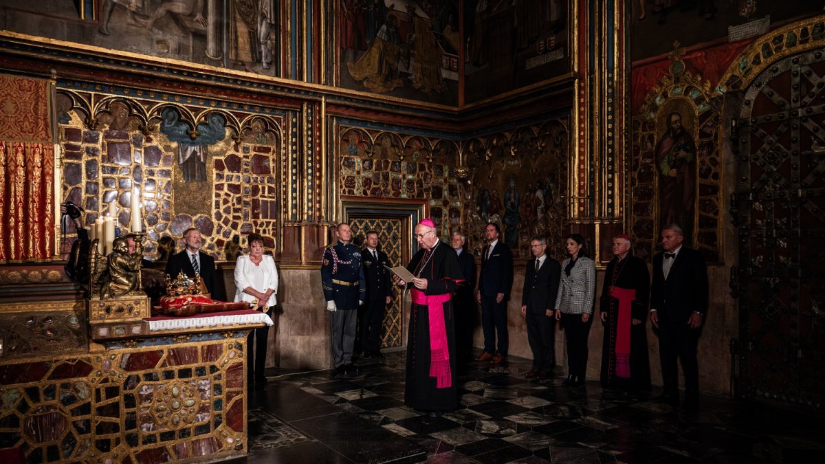 Sedm klíčníků otevřelo korunní komoru s korunovačními klenoty