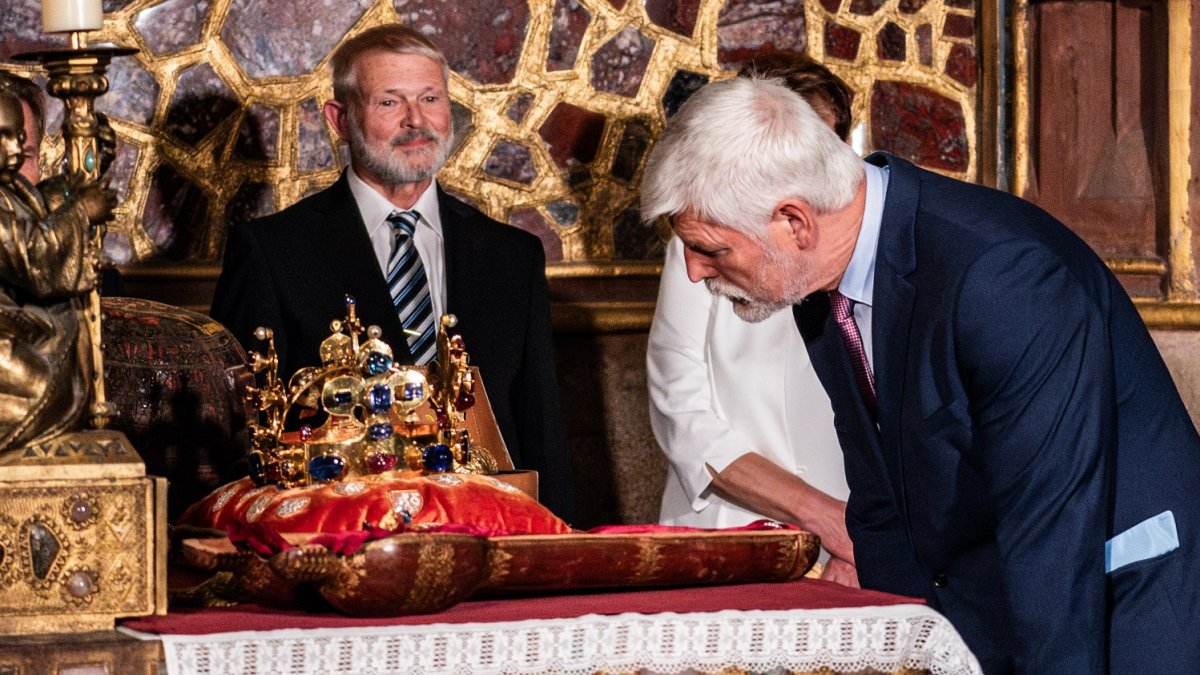 Sedm klíčníků otevřelo korunní komoru s korunovačními klenoty