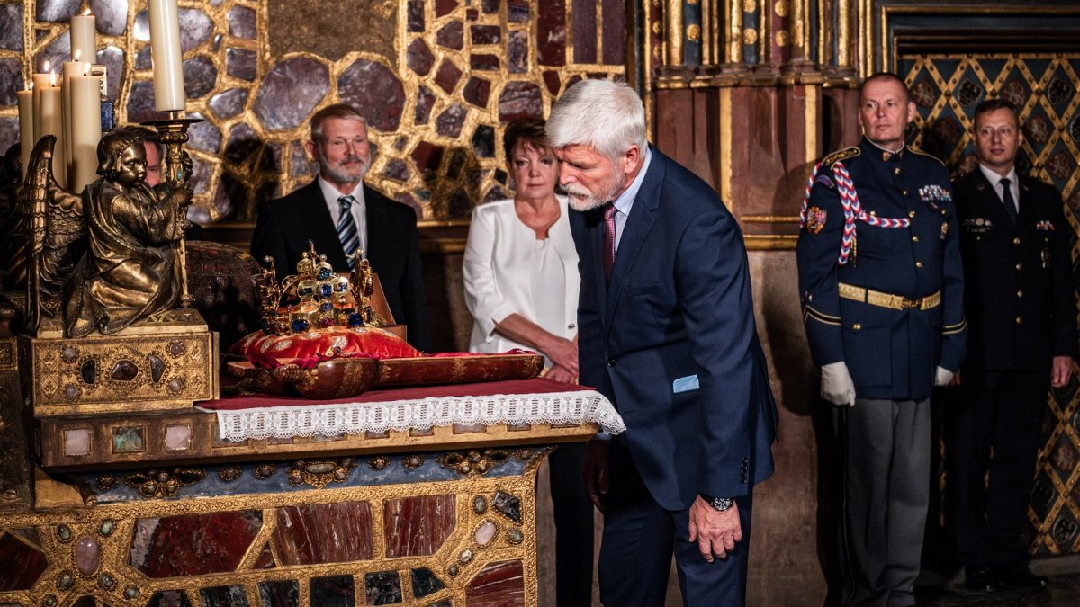 Sedm klíčníků otevřelo korunní komoru s korunovačními klenoty