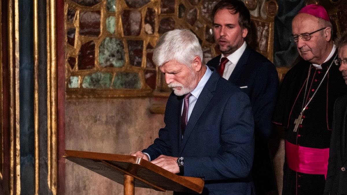 Sedm klíčníků otevřelo korunní komoru s korunovačními klenoty