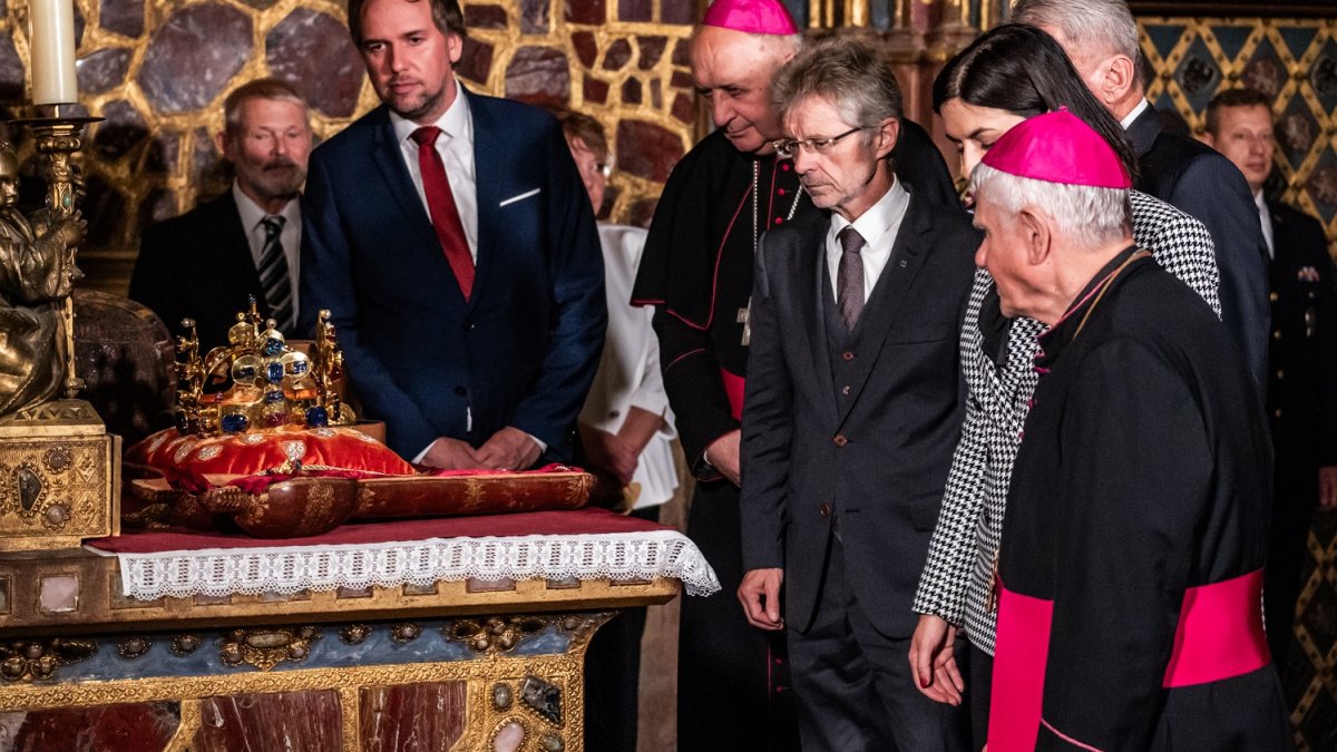 Sedm klíčníků otevřelo korunní komoru s korunovačními klenoty