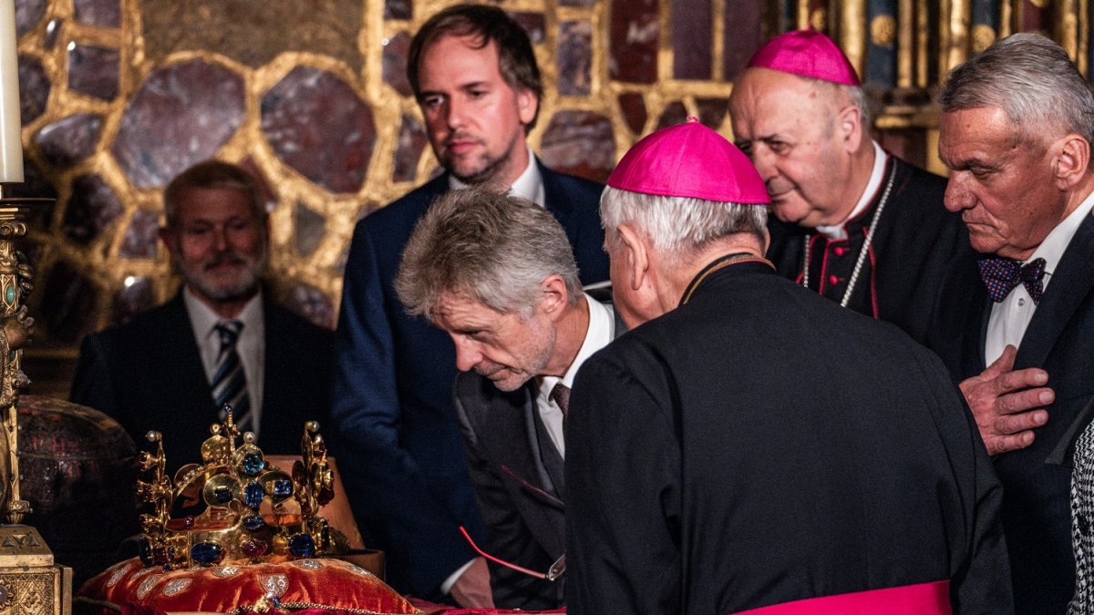 Sedm klíčníků otevřelo korunní komoru s korunovačními klenoty