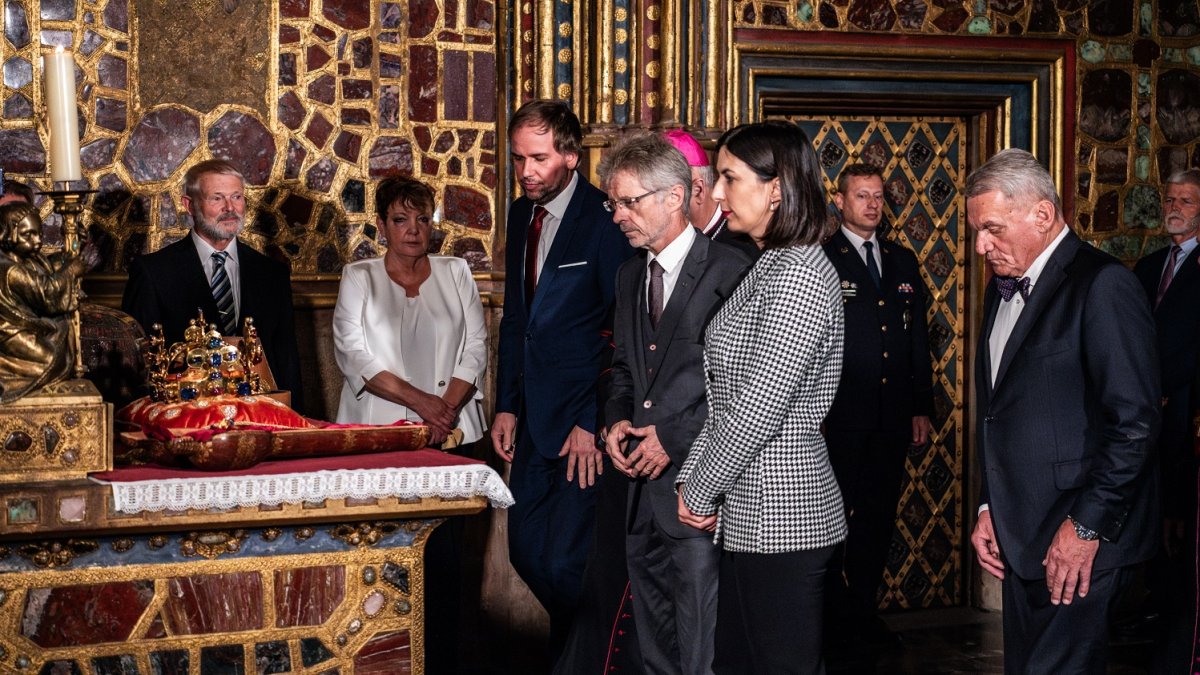 Sedm klíčníků otevřelo korunní komoru s korunovačními klenoty