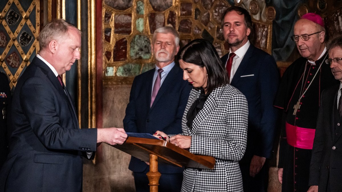 Sedm klíčníků otevřelo korunní komoru s korunovačními klenoty