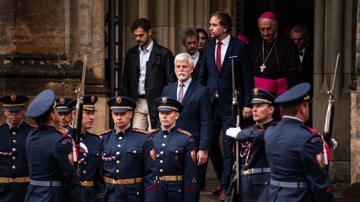 Sedm klíčníků otevřelo korunní komoru s korunovačními klenoty