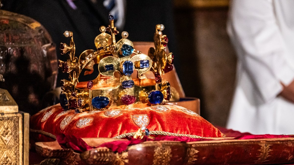 Sedm klíčníků otevřelo korunní komoru s korunovačními klenoty