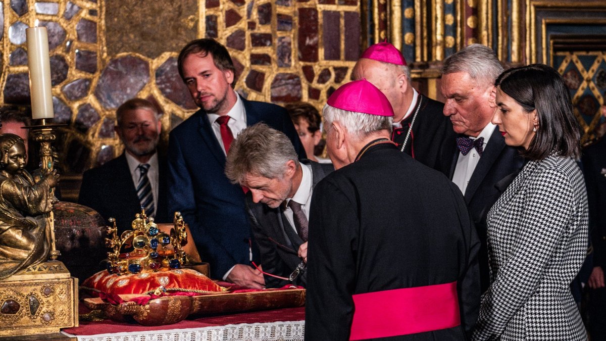 Sedm klíčníků otevřelo korunní komoru s korunovačními klenoty