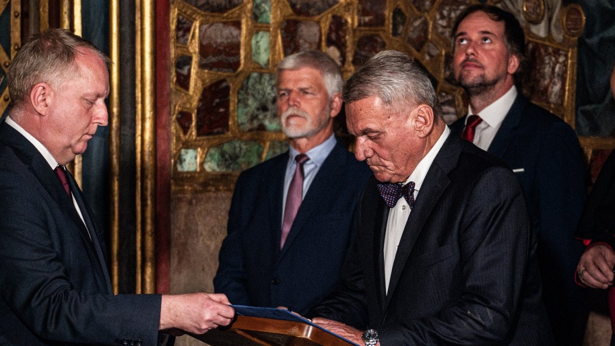 Sedm klíčníků otevřelo korunní komoru s korunovačními klenoty