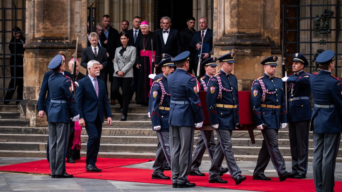 Sedm klíčníků otevřelo korunní komoru s korunovačními klenoty