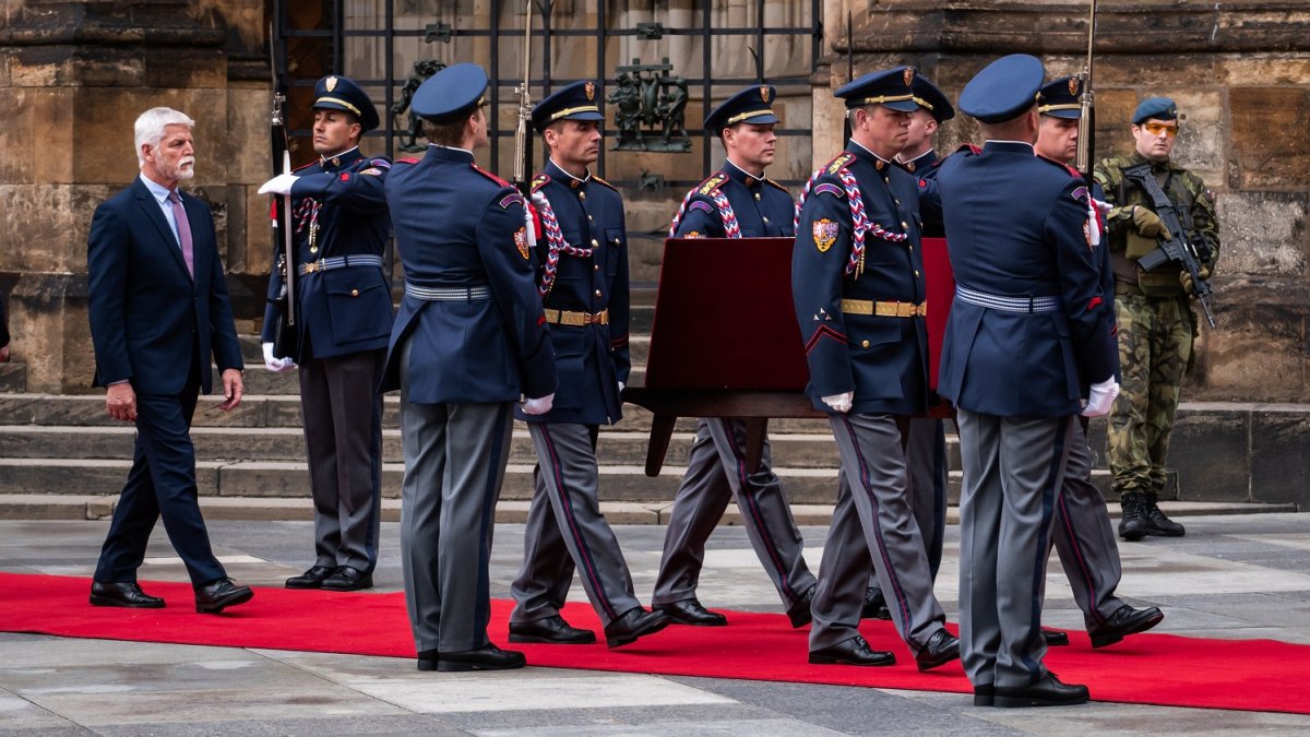 Sedm klíčníků otevřelo korunní komoru s korunovačními klenoty