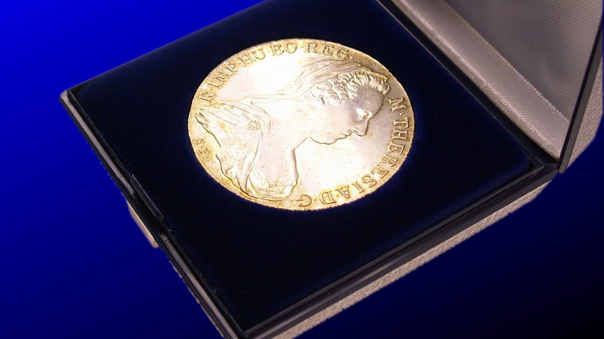 Nobelova cena je ocenění každoročně udělované za zásadní vědecký výzkum, technické objevy či za přínos lidské společnosti. Ocenění se uděluje ve Stockholmu.