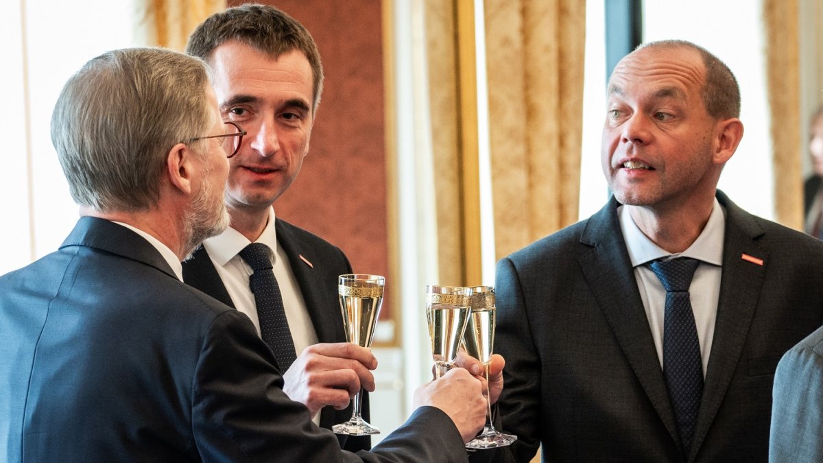 Prezident Petr Pavel jmenoval za účasti premiéra dva nové členy vlády