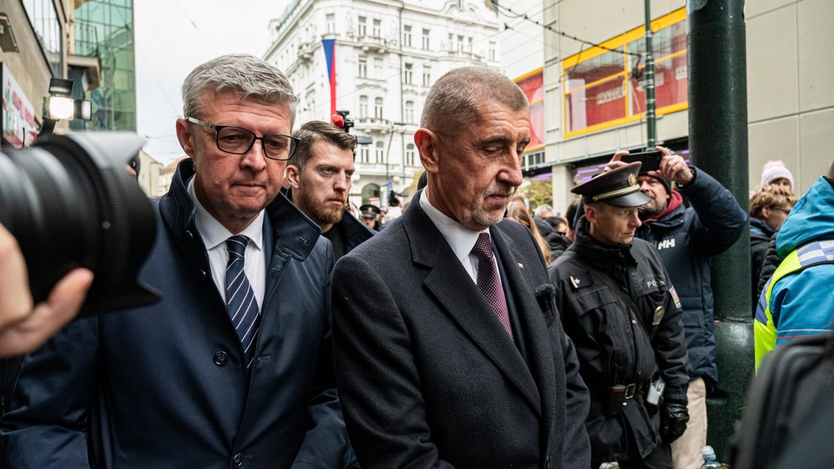 Andrej Babiš s Karlem Havlíčkem na Národní třídě během oslav 17. listopadu