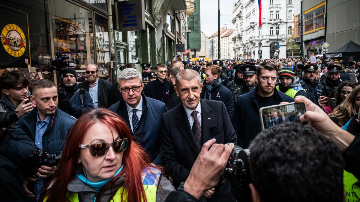 Andrej Babiš s Karlem Havlíčkem na Národní třídě během oslav 17. listopadu