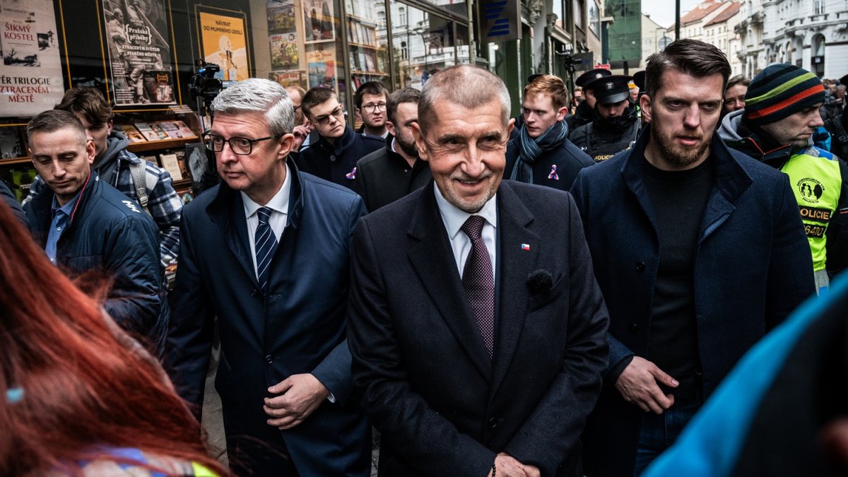 Andrej Babiš s Karlem Havlíčkem na Národní třídě během oslav 17. listopadu