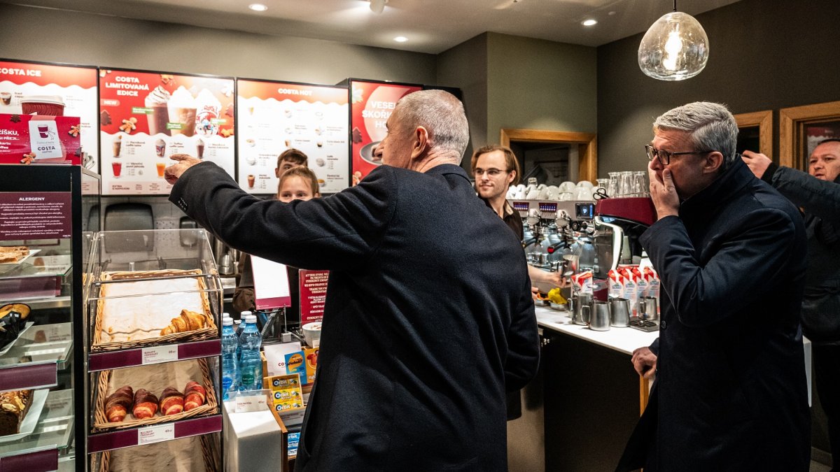 Andrej Babiš s Karlem Havlíčkem na Národní třídě během oslav 17. listopadu