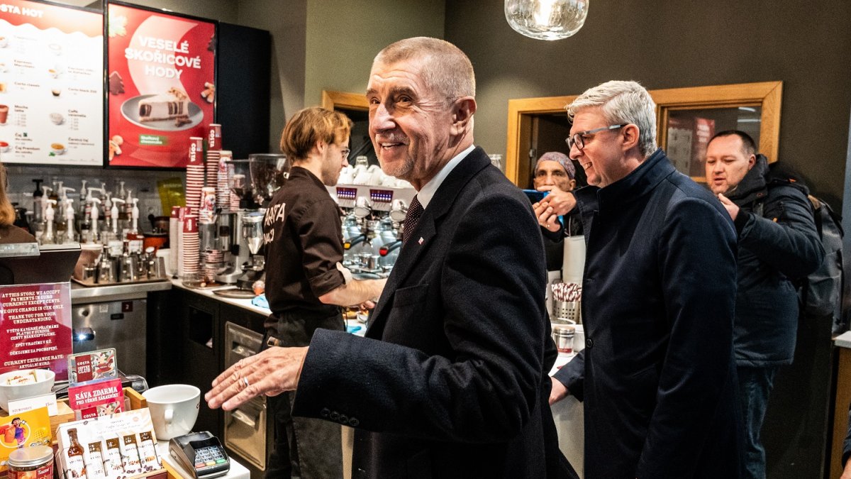 Andrej Babiš s Karlem Havlíčkem na Národní třídě během oslav 17. listopadu