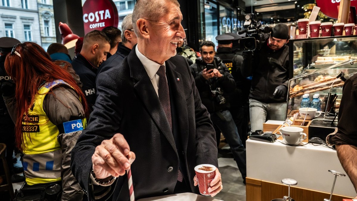 Andrej Babiš s Karlem Havlíčkem na Národní třídě během oslav 17. listopadu