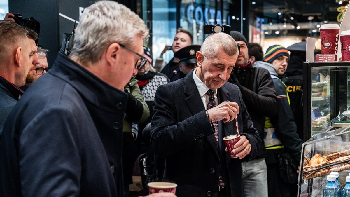 Andrej Babiš s Karlem Havlíčkem na Národní třídě během oslav 17. listopadu