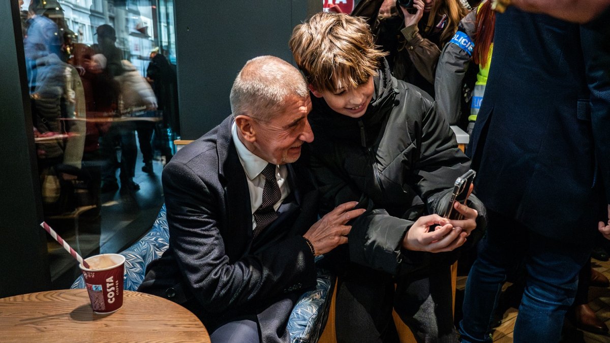 Andrej Babiš s Karlem Havlíčkem na Národní třídě během oslav 17. listopadu