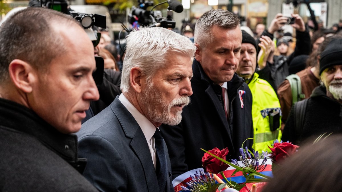 Petr Pavel na Národní třídě během oslav 17. listopadu