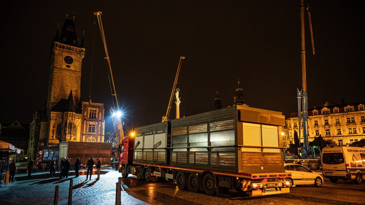 Stavba vánočních trhů na Staroměstském náměstí (26.11.2024)