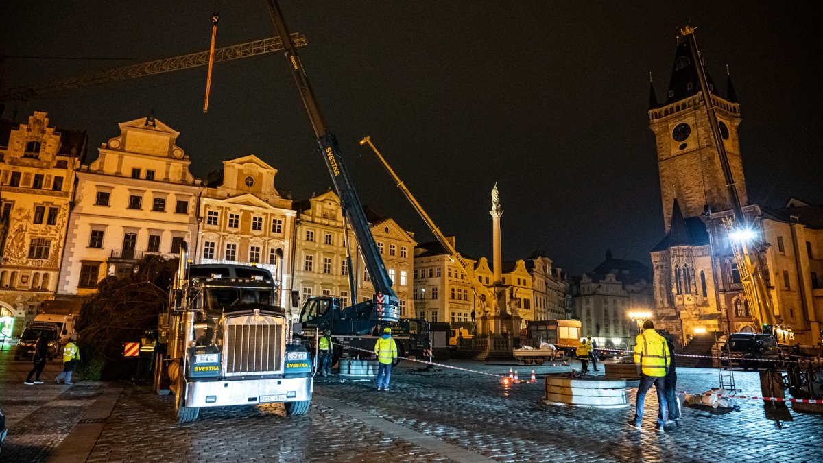 Ukotvení vánočního stromu na Staroměstském náměstí (26.11.2024)