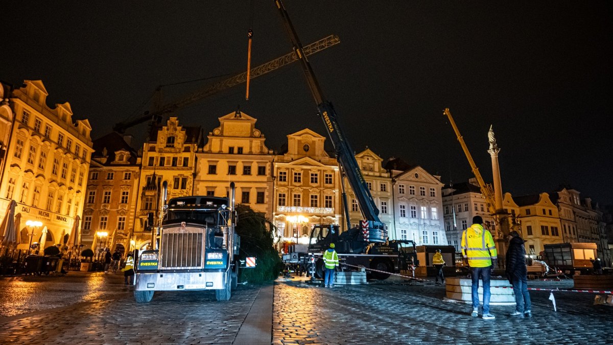 Ukotvení vánočního stromu na Staroměstském náměstí (26.11.2024)