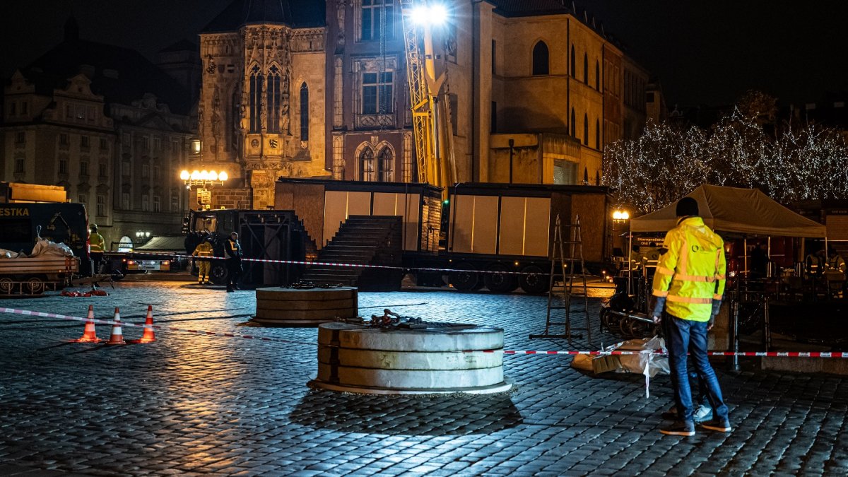 Stavba vánočních trhů na Staroměstském náměstí (26.11.2024)