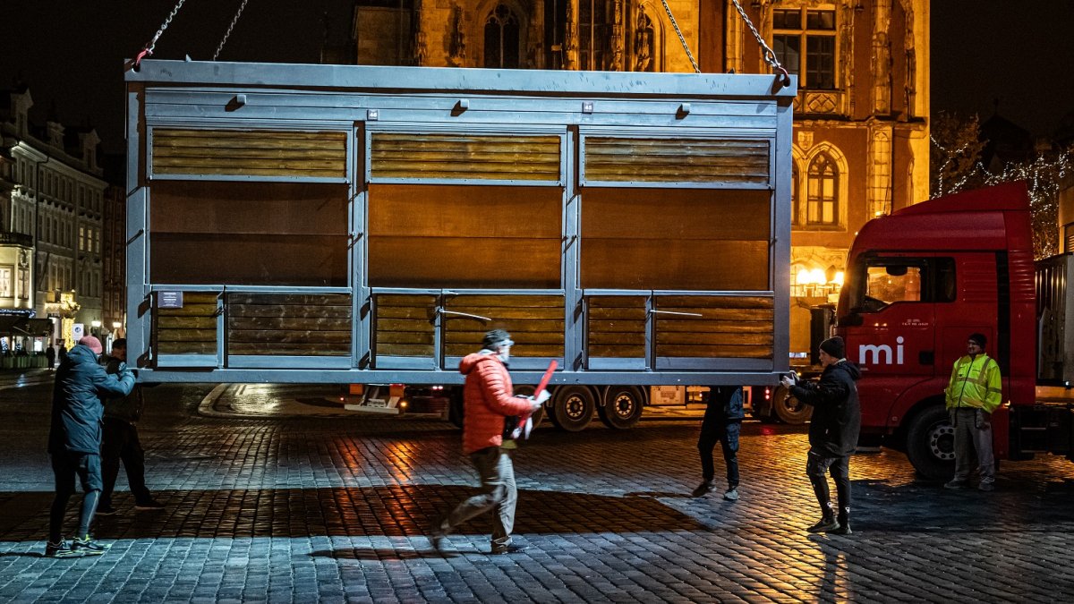 Stavba vánočních trhů na Staroměstském náměstí (26.11.2024)