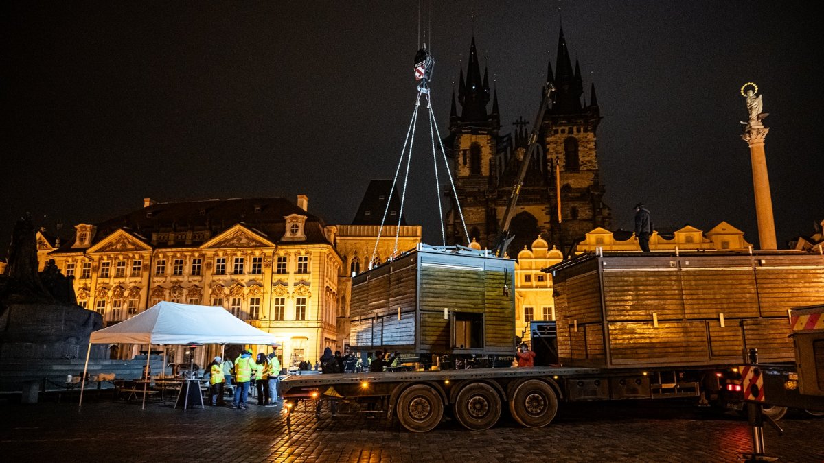 Stavba vánočních trhů na Staroměstském náměstí (26.11.2024)