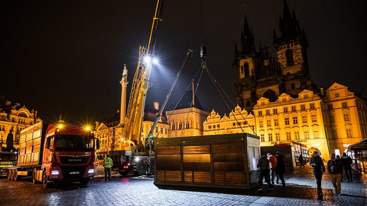 Stavba vánočních trhů na Staroměstském náměstí (26.11.2024)