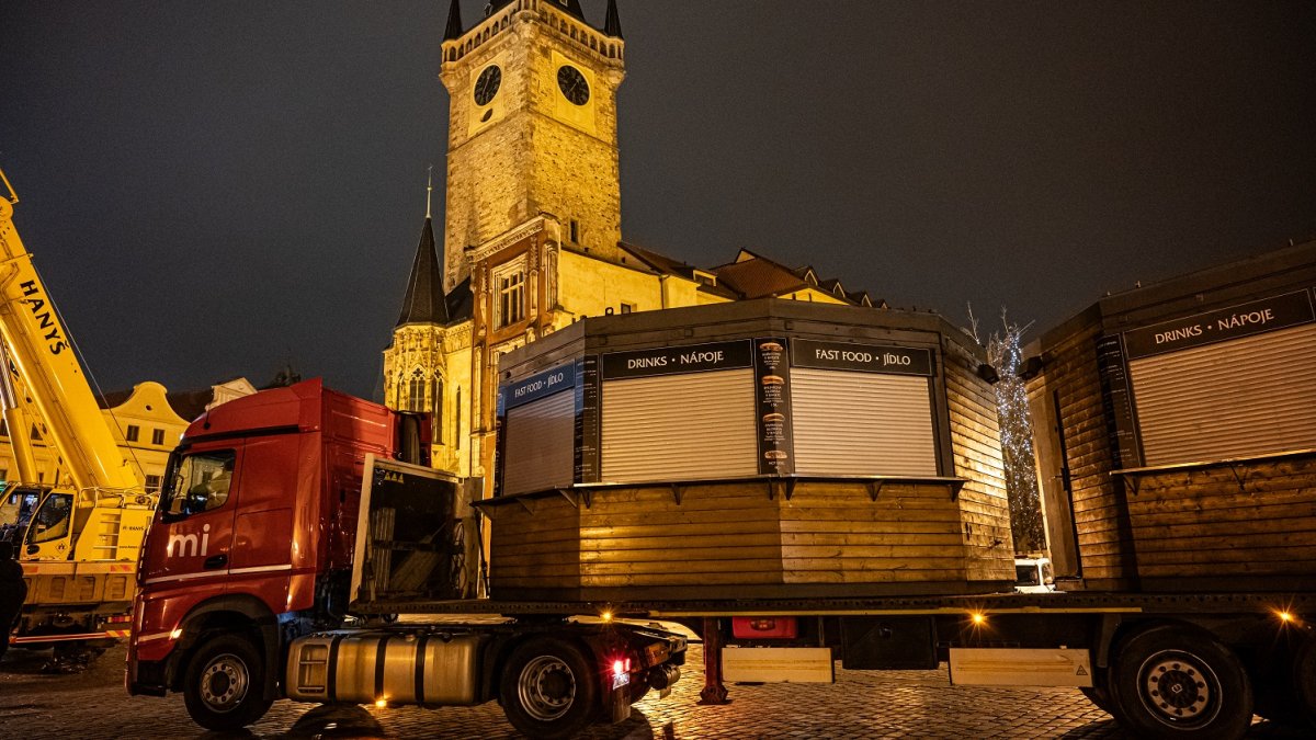 Stavba vánočních trhů na Staroměstském náměstí (26.11.2024)