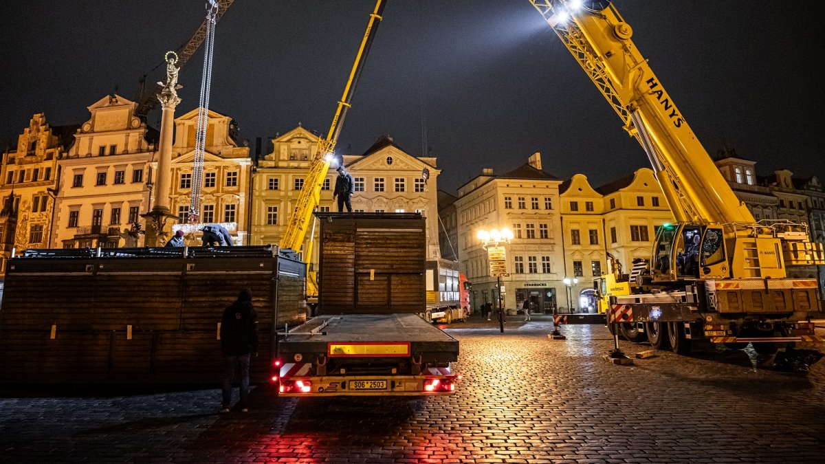 Stavba vánočních trhů na Staroměstském náměstí (26.11.2024)