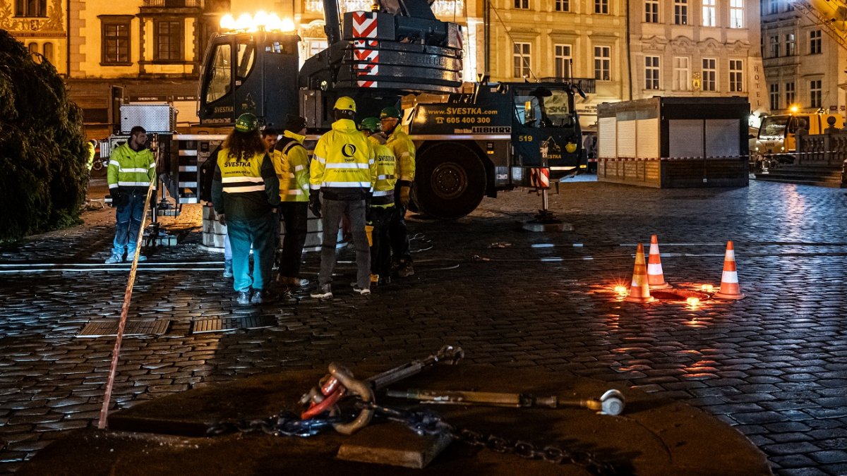 Ukotvení vánočního stromu na Staroměstském náměstí (26.11.2024)