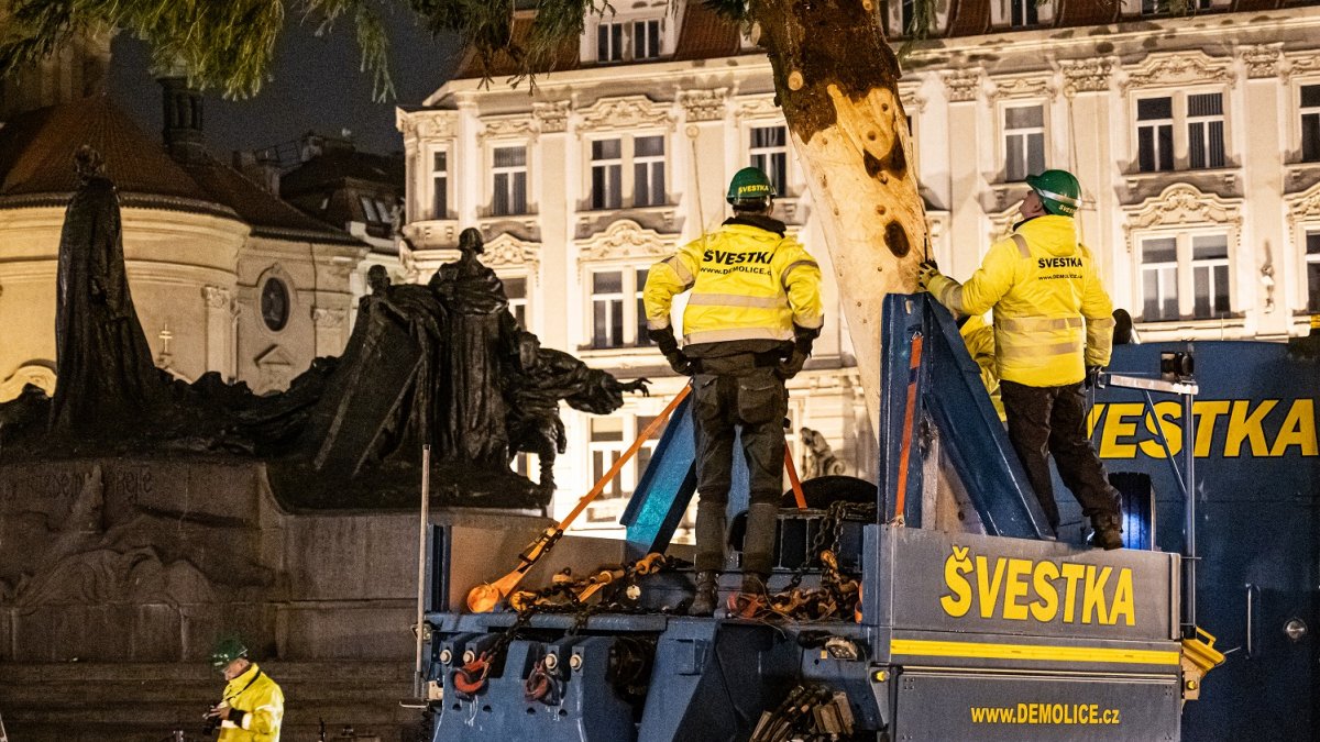 Ukotvení vánočního stromu na Staroměstském náměstí (26.11.2024)