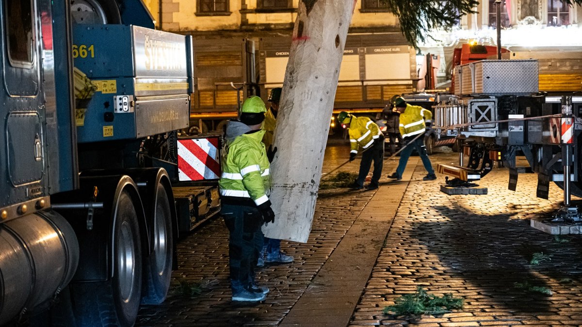 Ukotvení vánočního stromu na Staroměstském náměstí (26.11.2024)