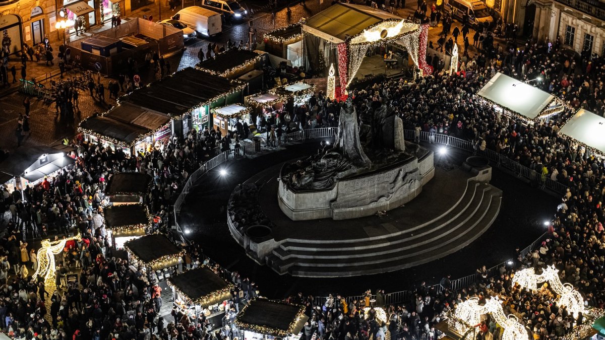 Pomník mistra Jana Husa během vánočních trhů.