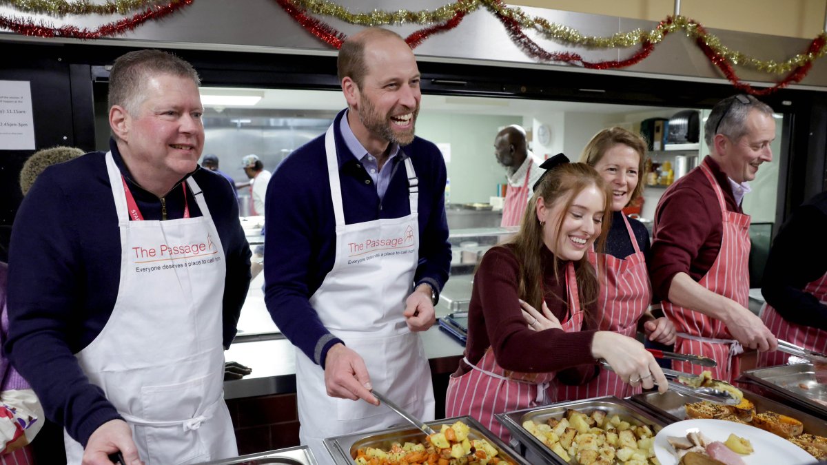 Princ William servíroval jídlo lidem bez domova. 