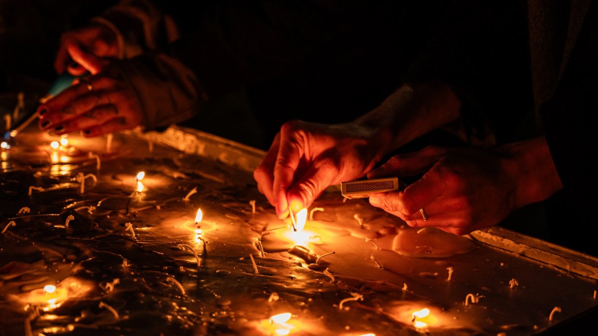 V Praze proběhla pieta za oběti loňské střelby na FF UK. (21.12.2024)