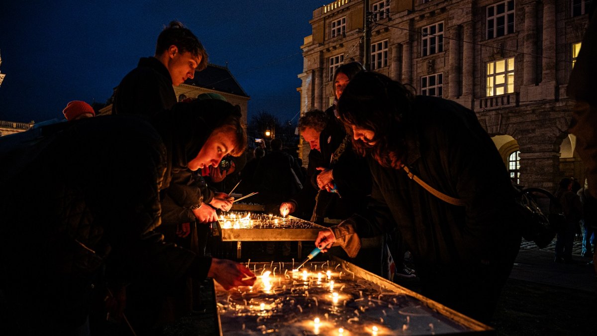 V Praze proběhla pieta za oběti loňské střelby na FF UK. (21.12.2024)
