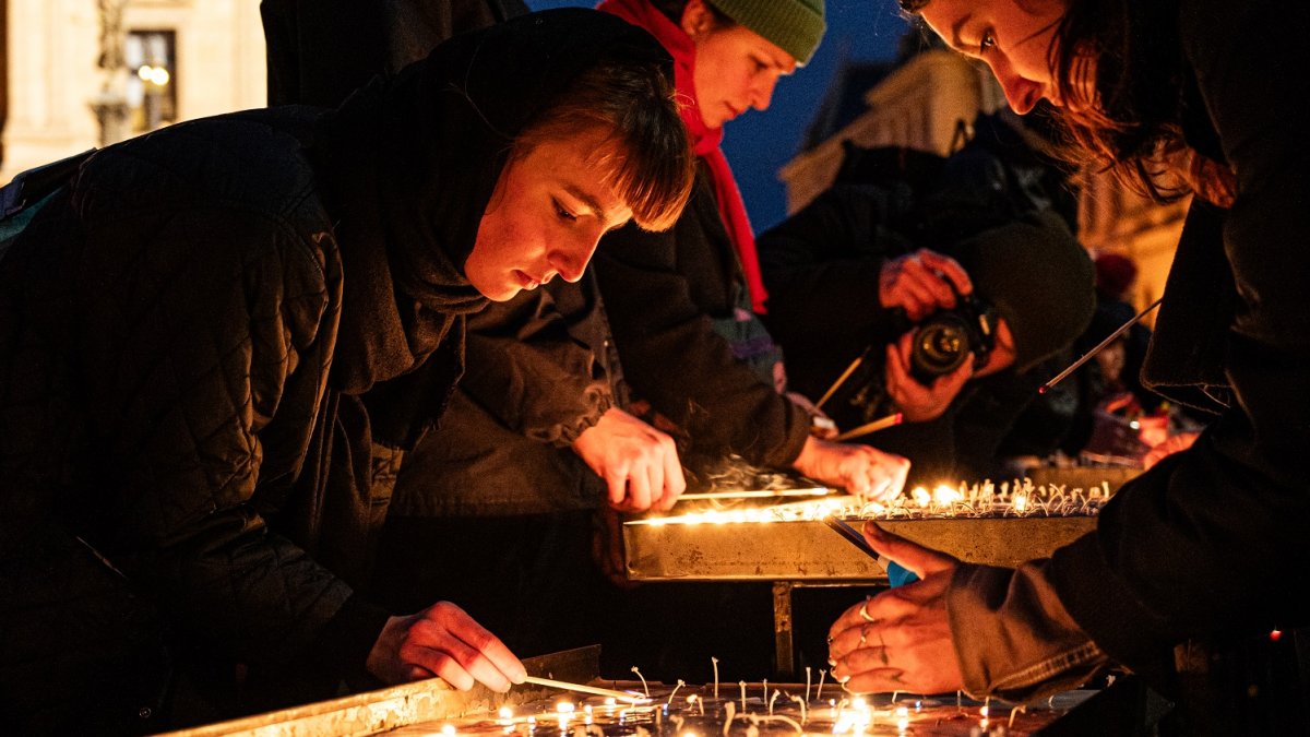 V Praze proběhla pieta za oběti loňské střelby na FF UK. (21.12.2024)