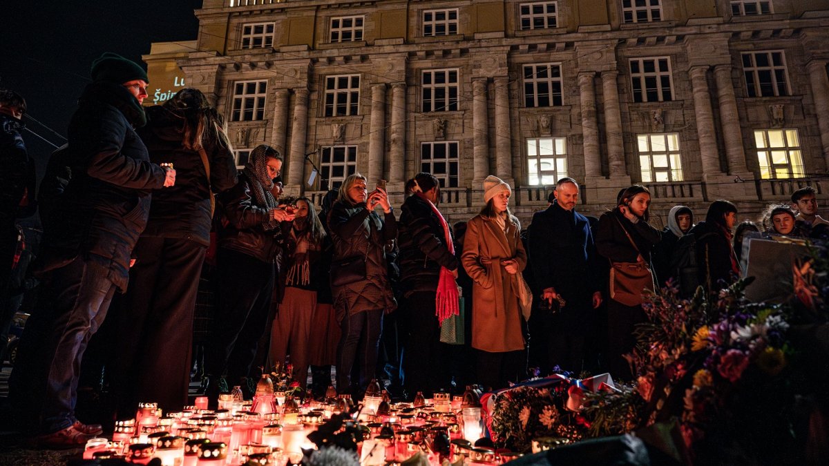 V Praze proběhla pieta za oběti loňské střelby na FF UK. (21.12.2024)