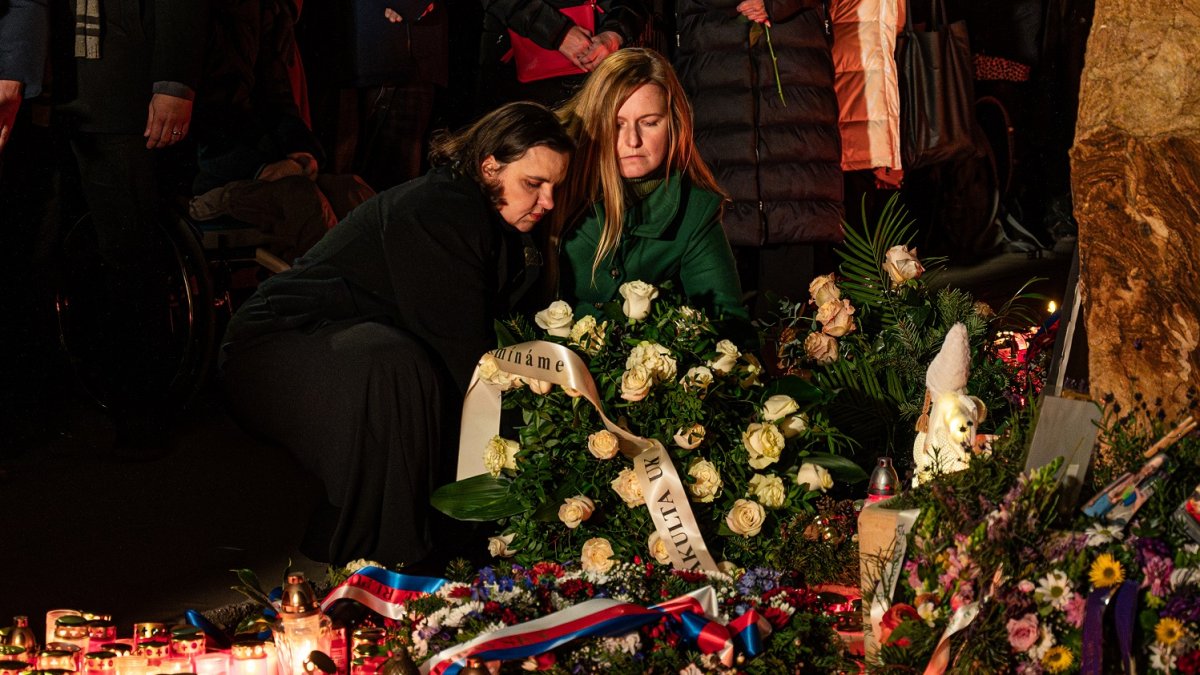 V Praze proběhla pieta za oběti loňské střelby na FF UK. (21.12.2024)