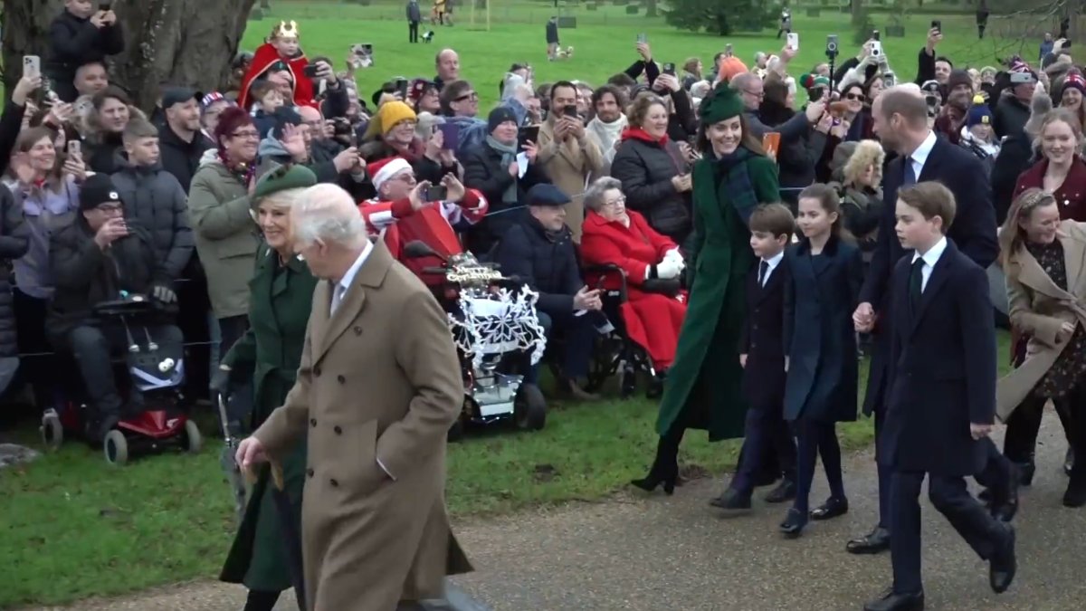 Královská rodina v Sandringhamu: Král, královna, William a Kate navštěvují bohoslužbu na Štědrý den