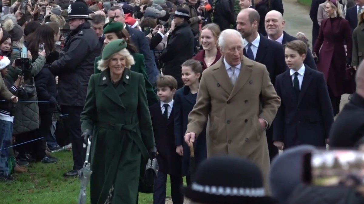 Královská rodina v Sandringhamu: Král, královna, William a Kate navštěvují bohoslužbu na Štědrý den