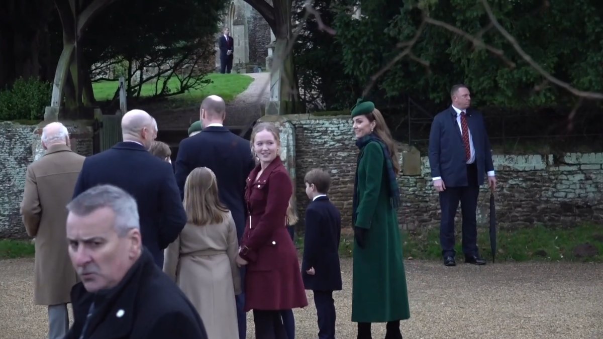 Královská rodina v Sandringhamu: Král, královna, William a Kate navštěvují bohoslužbu na Štědrý den