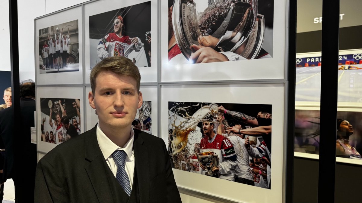 Michal Zelinka z INCORP images uspěl v kategorii nazvané Cena Canon se snímky, které zachycují emotivní oslavy reprezentačních hokejistů a fanoušků v centru hlavního města po finálovém triumfu nad Švýcarskem. Porota jej ocenila za sérii několika fotografií.