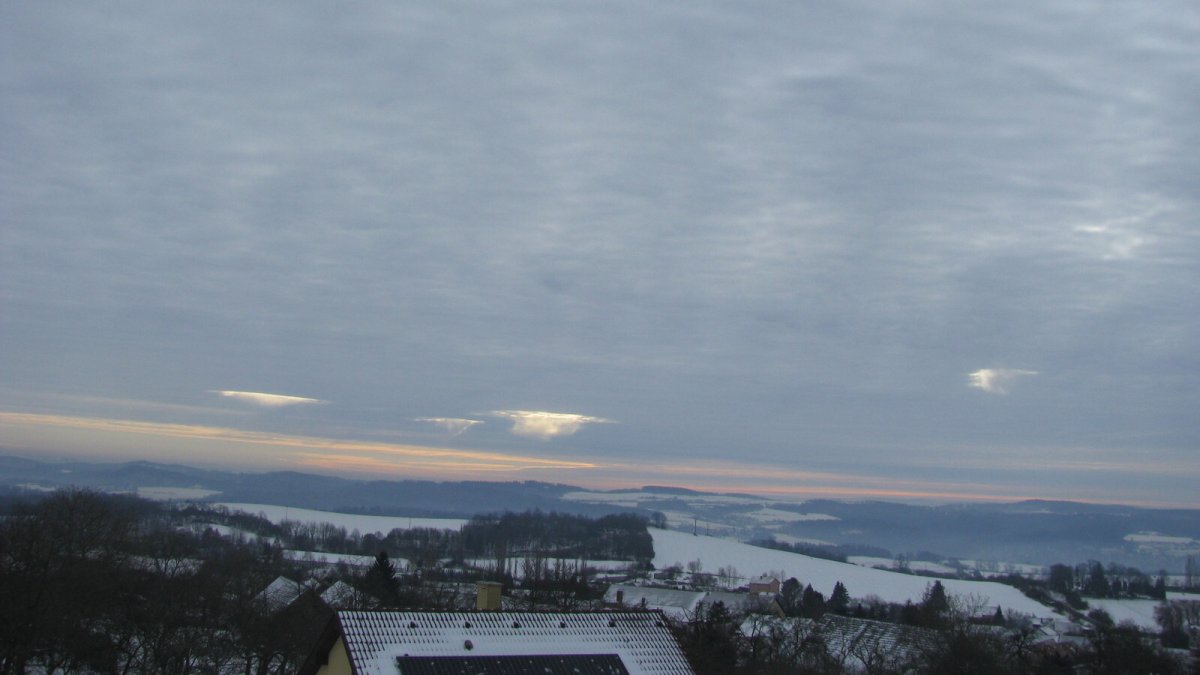 Meteorologové upozornili na zvláštní díry v oblačnosti. 