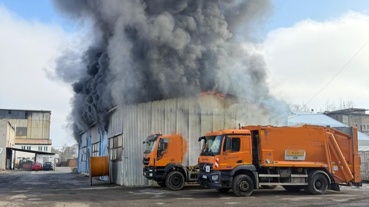 Hasiči zasahovali u požáru haly v Mníšku pod Brdy. (18.1.2025)